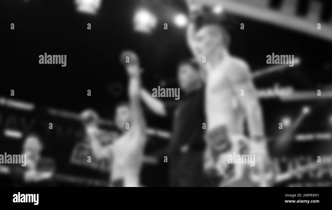 Images floues photo noir et blanc style de boxe thaï ou Muay Thai ou Kickboxing que local et boxer foriegn combattent sur le ring à l'intérieur Banque D'Images