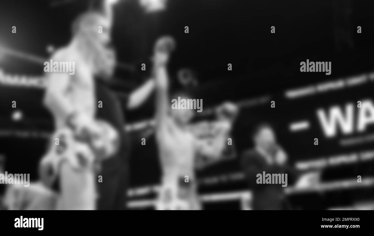 Images floues photo noir et blanc style de boxe thaï ou Muay Thai ou Kickboxing que local et boxer foriegn combattent sur le ring à l'intérieur Banque D'Images
