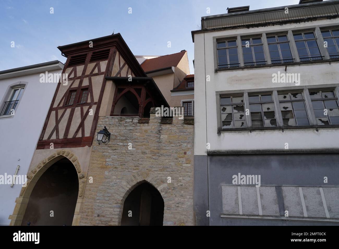 Bâtiment historique à colombages et à côté d'un bâtiment contemporain à Altkirch en France. Banque D'Images