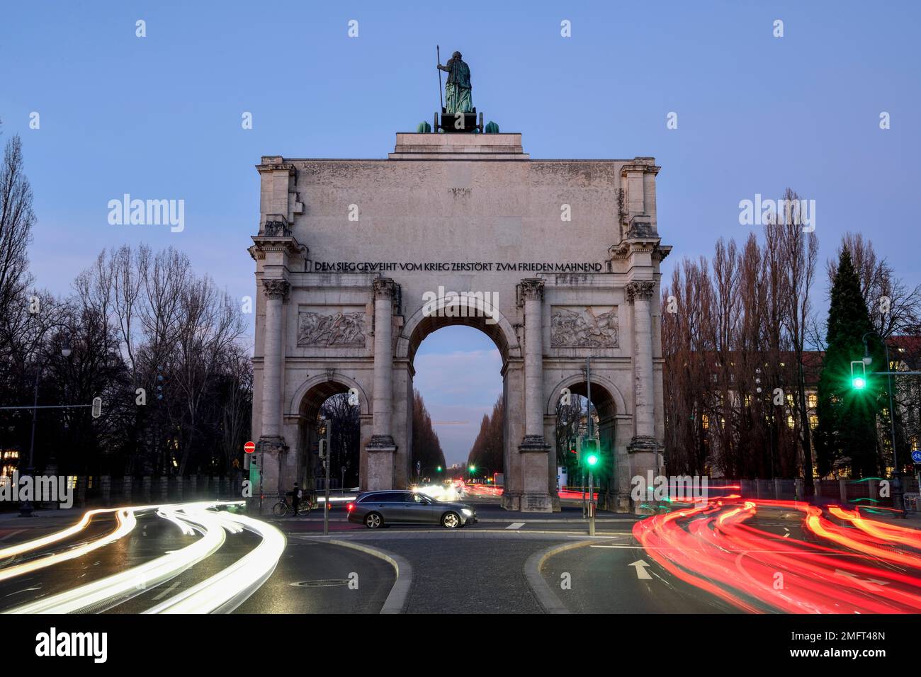 Siegestor de l'architecte Friedrich von Gaertner (1852), heure bleue, Munich, Bavière, Allemagne Banque D'Images