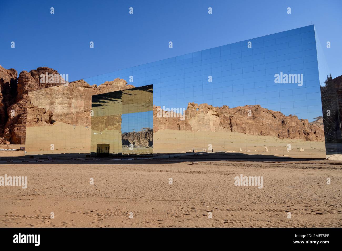 Maraya, salle d'événements en miroir au milieu du désert, Alula, Médina province, Arabie Saoudite, Péninsule arabique Banque D'Images
