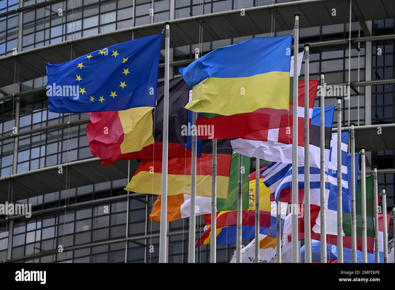 Drapeau ukrainien et européen dans le vent devant le Parlement européen, Bâtiment Louise Weiss, Strasbourg, département du Bas-Rhin, Alsace, France Banque D'Images