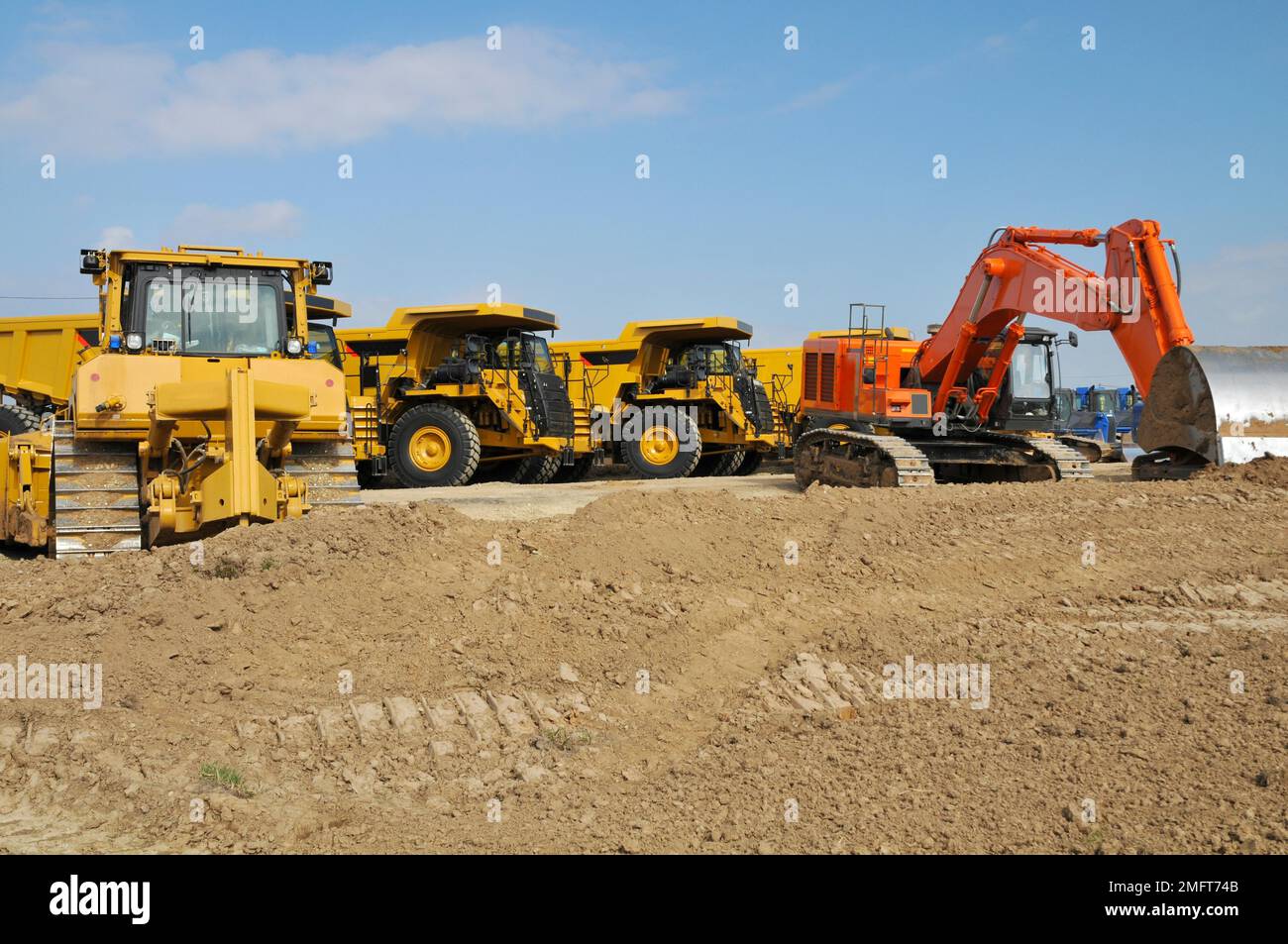 Pelle hydraulique, camion et bulldozer travaillant sur un grand chantier de construction, Hesse, Allemagne Banque D'Images