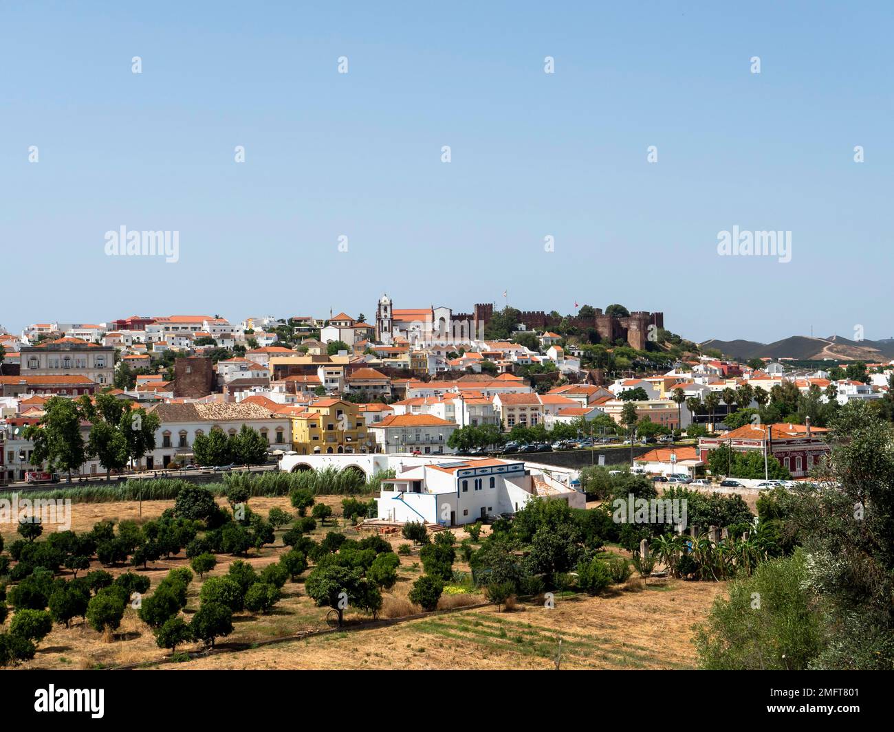 Paysage urbain de Silves avec château mauresque et cathédrale au sommet de la colline, Algarve, Portugal Banque D'Images