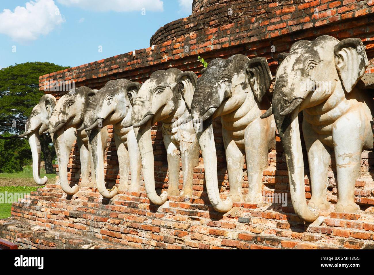 Les éléphants de chedi en brique rouge, Wat Sorawak, Parc d'histoire de Sukothai, Sukhothai, province de Sukothai, Thaïlande Banque D'Images