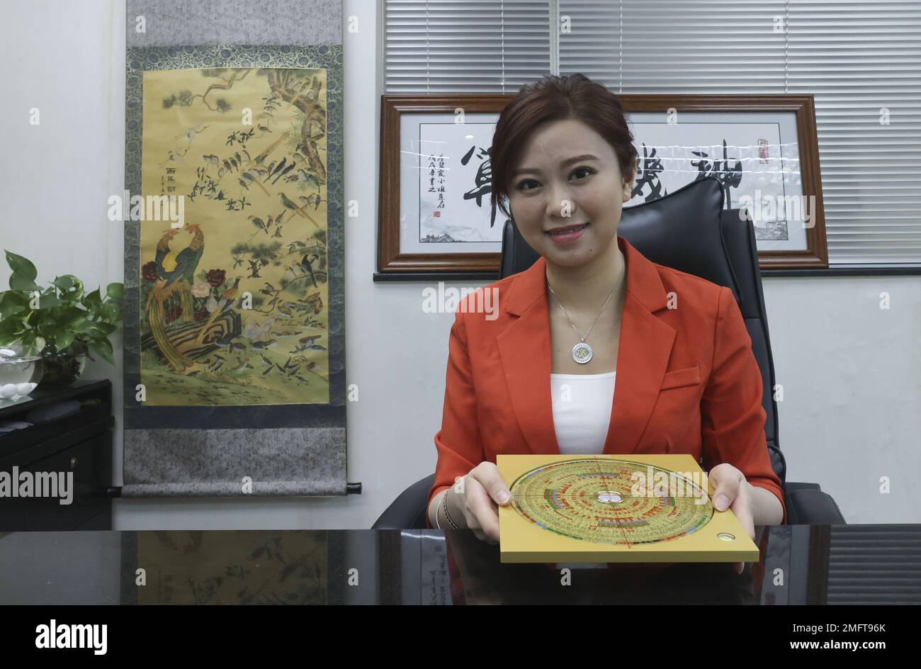 Le maître de Feng Shui Tong Kang-ha, également connu sous le nom de Maître Tong, à son bureau de San po Kong. 18JAN23 SCMP / Jonathan Wong Banque D'Images