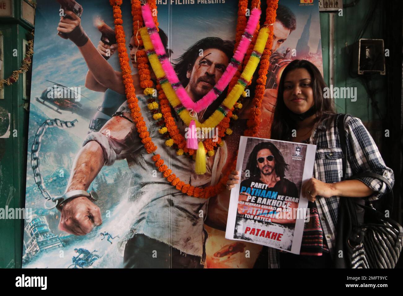 25 janvier 2023, Kolkata, Bengale-Occidental, Inde: Les fans de l'acteur Bollywood Shah Rukh Khan (SRK) se rassemblent devant un cinéma pour célébrer la sortie de son film â€˜Pathaanâ€™. Shah Rukh Khan revient sur les écrans après quatre longues années avec Pathaan de Siddharth Anand. Avec Deepika Padukone, John Abraham, Dimple Kapadia et Ashutosh Rana, le film fait également partie de l'univers espion de la RFY. Salman Khan devrait avoir un caméo étendu dans le film et Shah Rukh avait précédemment confirmé que les deux acteurs ont tourné ensemble pour le film Siddharth Anand. (Image de crédit : © Dipa Chakraborty/Pa Banque D'Images