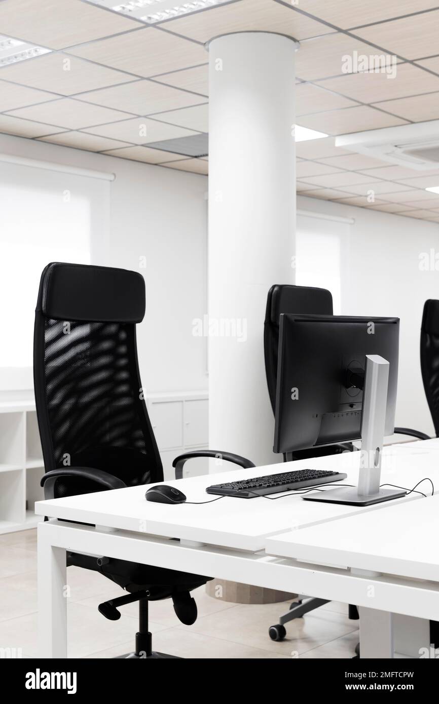 salle de conférence vide avec chaises de bureau noires Banque D'Images
