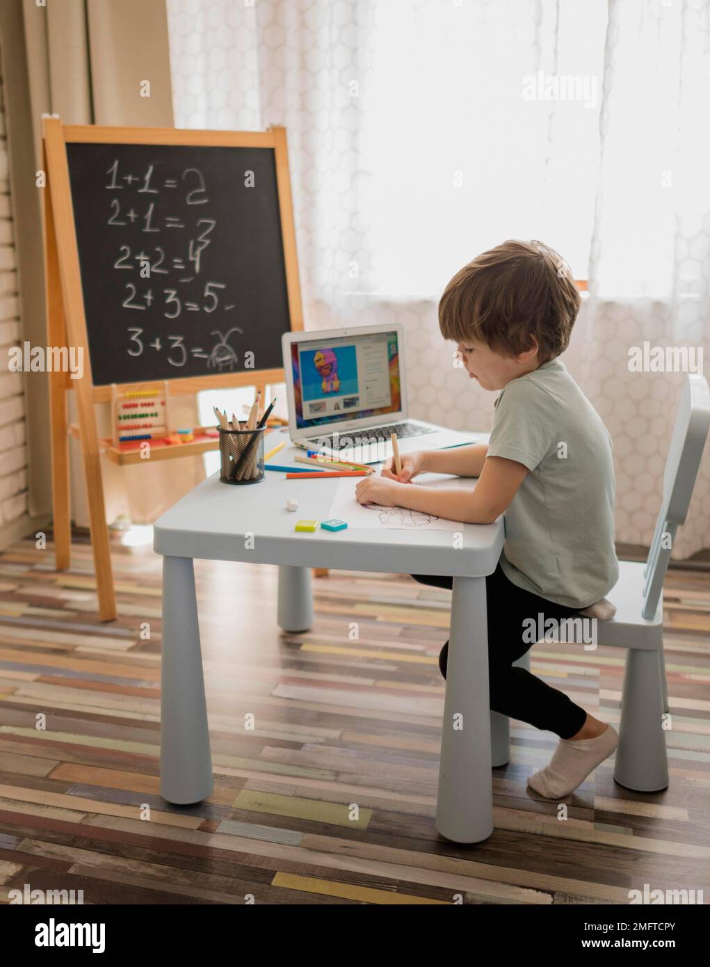 vue latérale enfant à la maison d'apprentissage mathématiques Banque D'Images