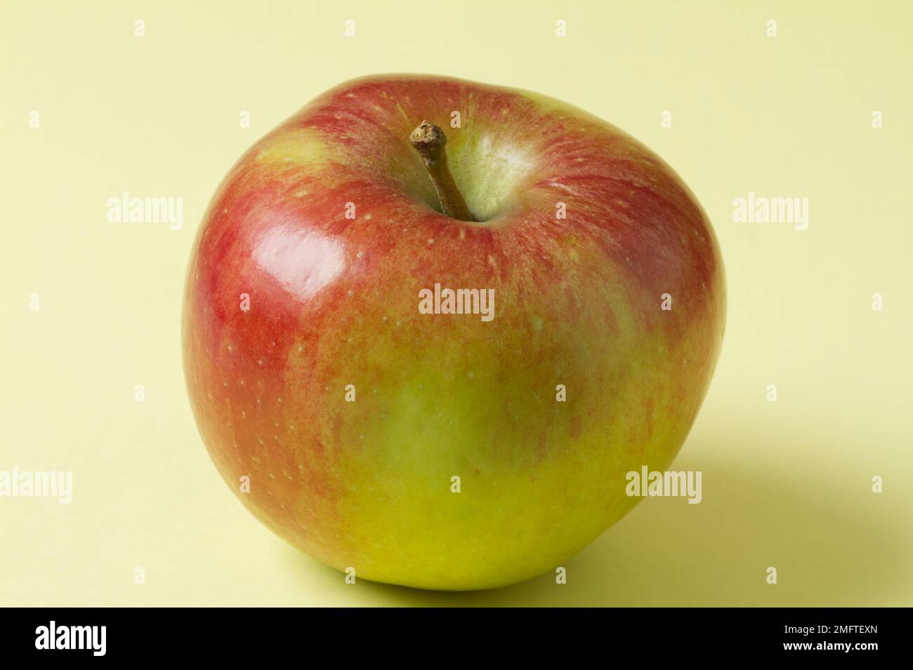 Gros plan d'une pomme Braeburn sur un fond plat Banque D'Images