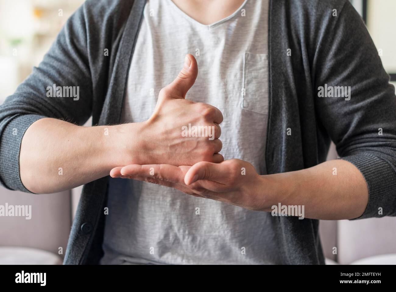 homme de la vue avant utilisant la langue des signes Banque D'Images