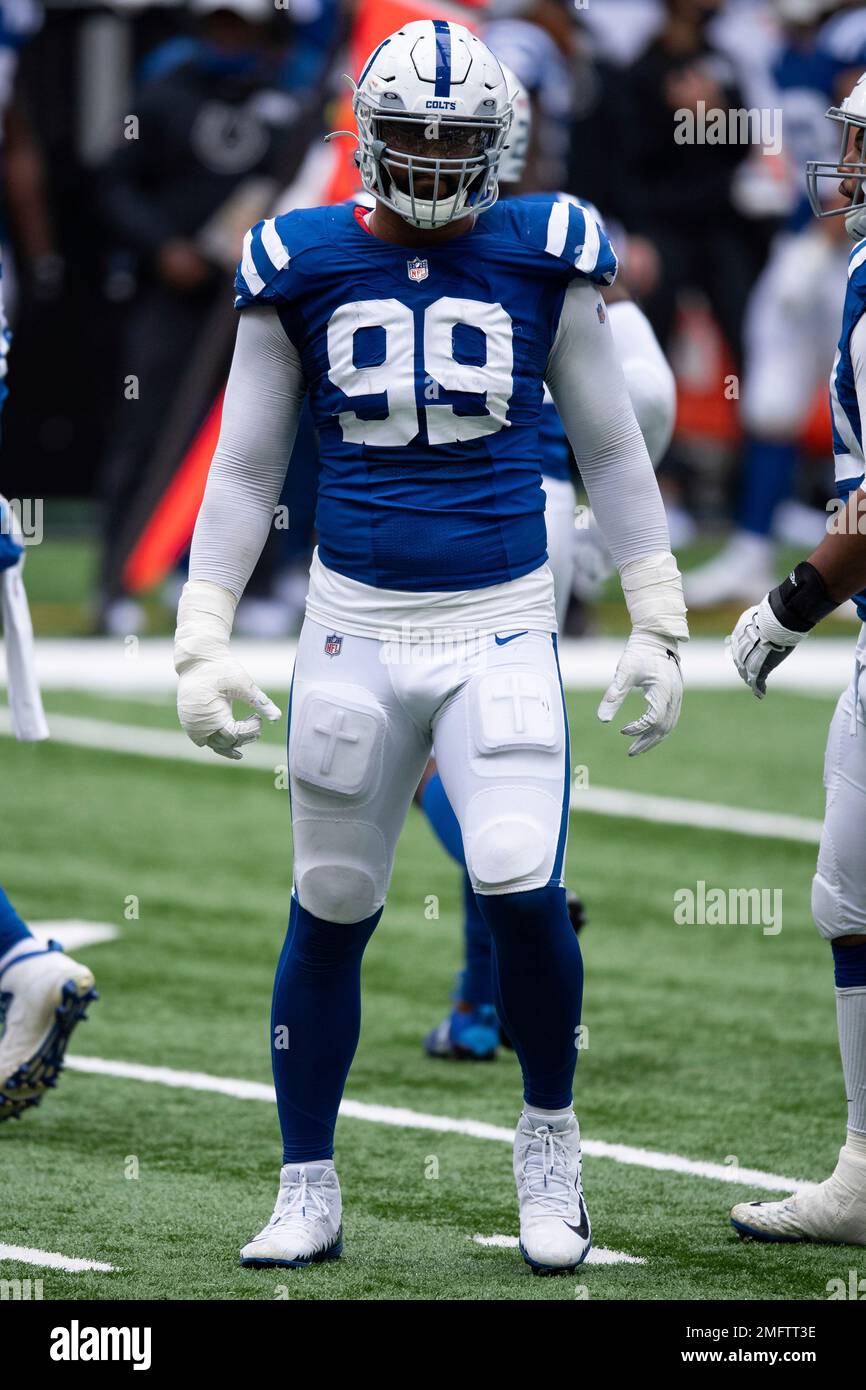 Indianapolis Colts defensive tackle DeForest Buckner (99) lines up on defense during an NFL football game between the Indianapolis Colts and Cincinnati Bengals, Sunday, Oct. 18, 2020, in Indianapolis. (AP Photo/Zach Bolinger) Banque D'Images