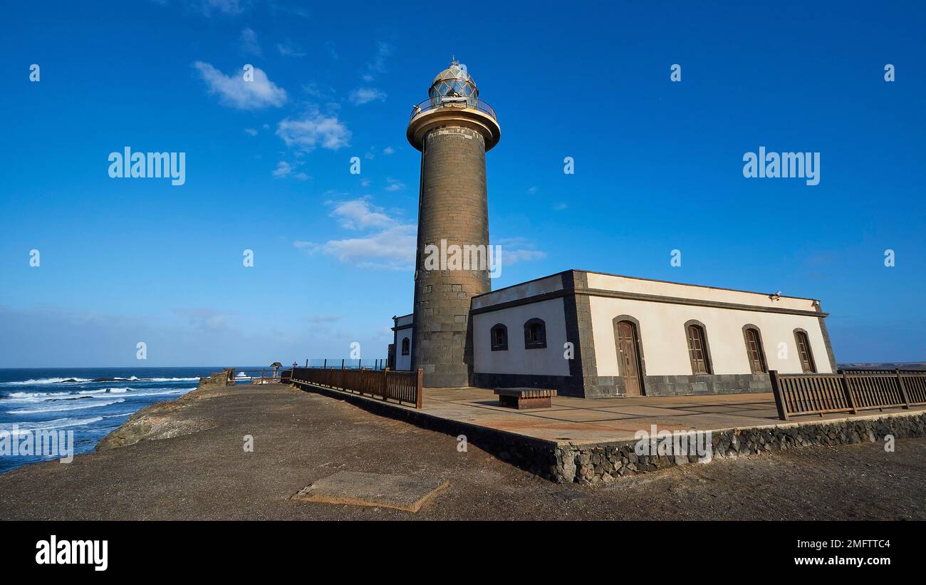 Phare, très grand angle, bâtiment entier, surf, Wild South, Punta de Jandia, paysage stérile, ciel bleu, quelques nuages, Fuerteventura, Canari Banque D'Images