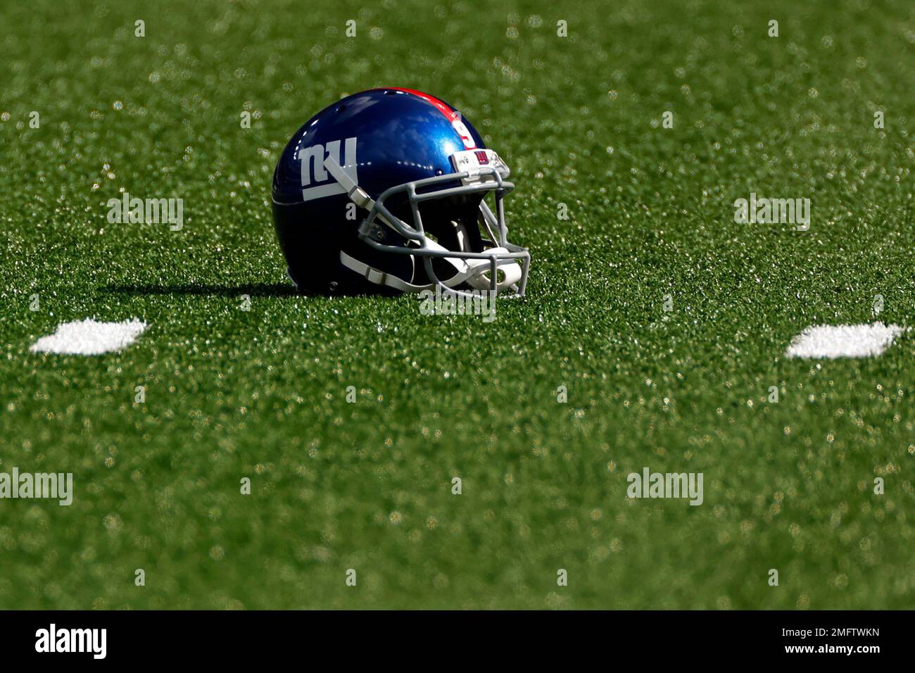 A detail shot of a New York Giants helmet seen before an NFL football game against the Washington Football Team, Sunday, Oct. 18, 2020, in East Rutherford, N.J. (AP Photo/Adam Hunger) Banque D'Images