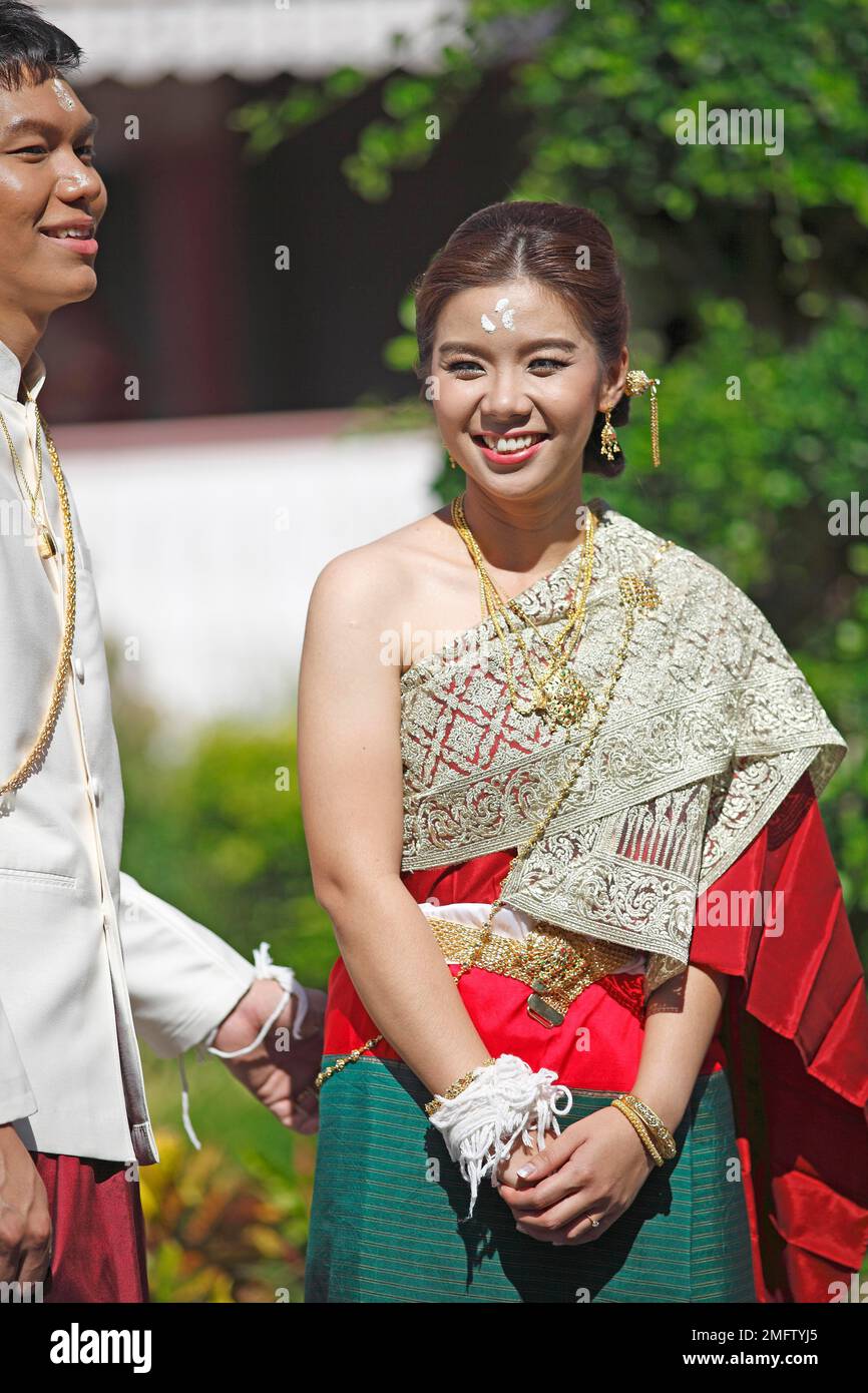 Un couple en robe de mariage traditionnelle, la mariée avec le motif de sourcil, Phrae, province de Phrae, Thaïlande Banque D'Images Un couple en robe de mariage traditionnelle, la mariée avec le motif de sourcil, Phrae, province de Phrae, Thaïlande Banque D'Images