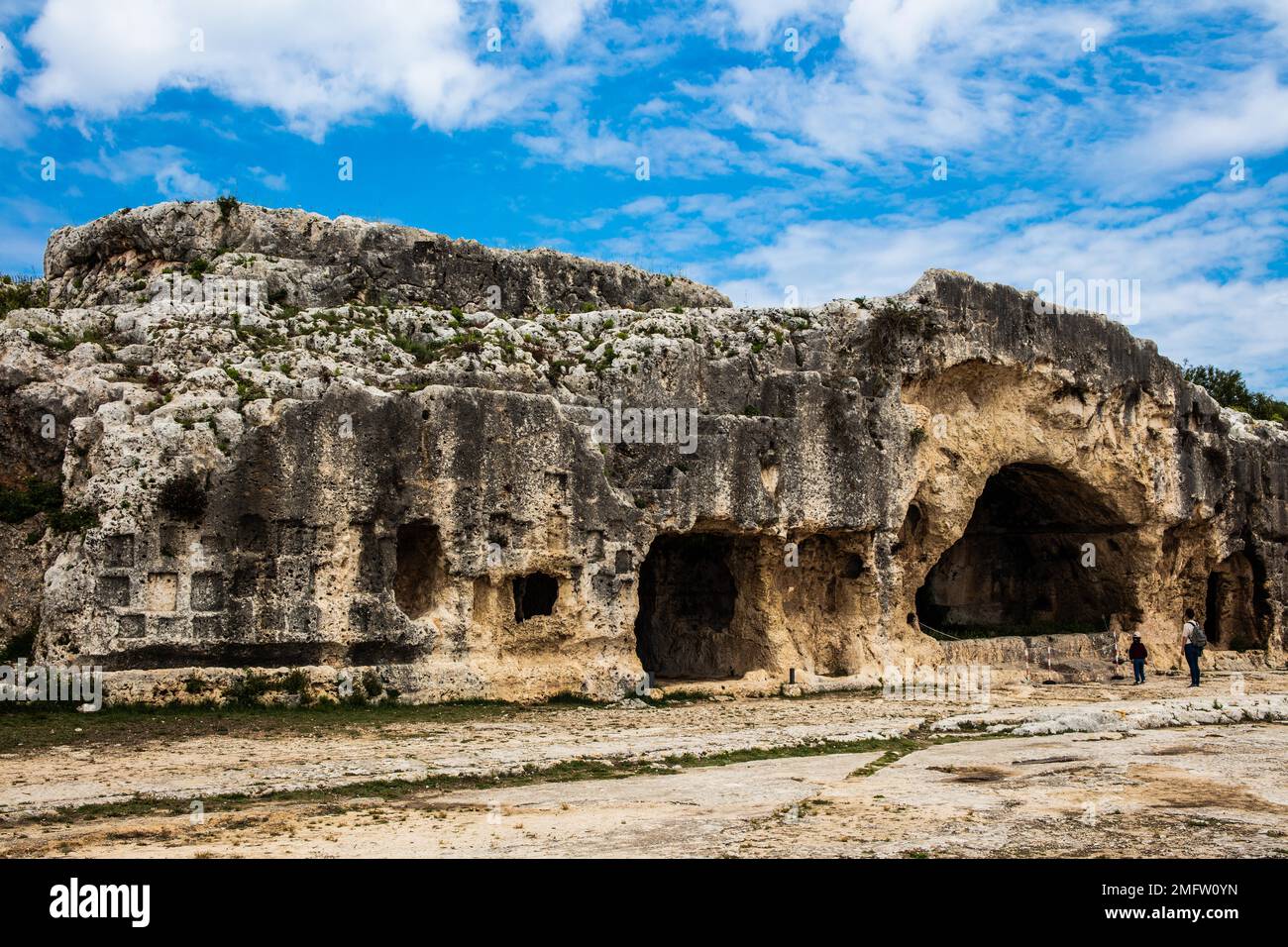 Grotte des nymphes au-dessus du Théâtre grec, Teatro Greco avec 15, 000 places, Parco Archeologico della Neapolis, Sicile, Syracuse, Sicile, Italie Banque D'Images