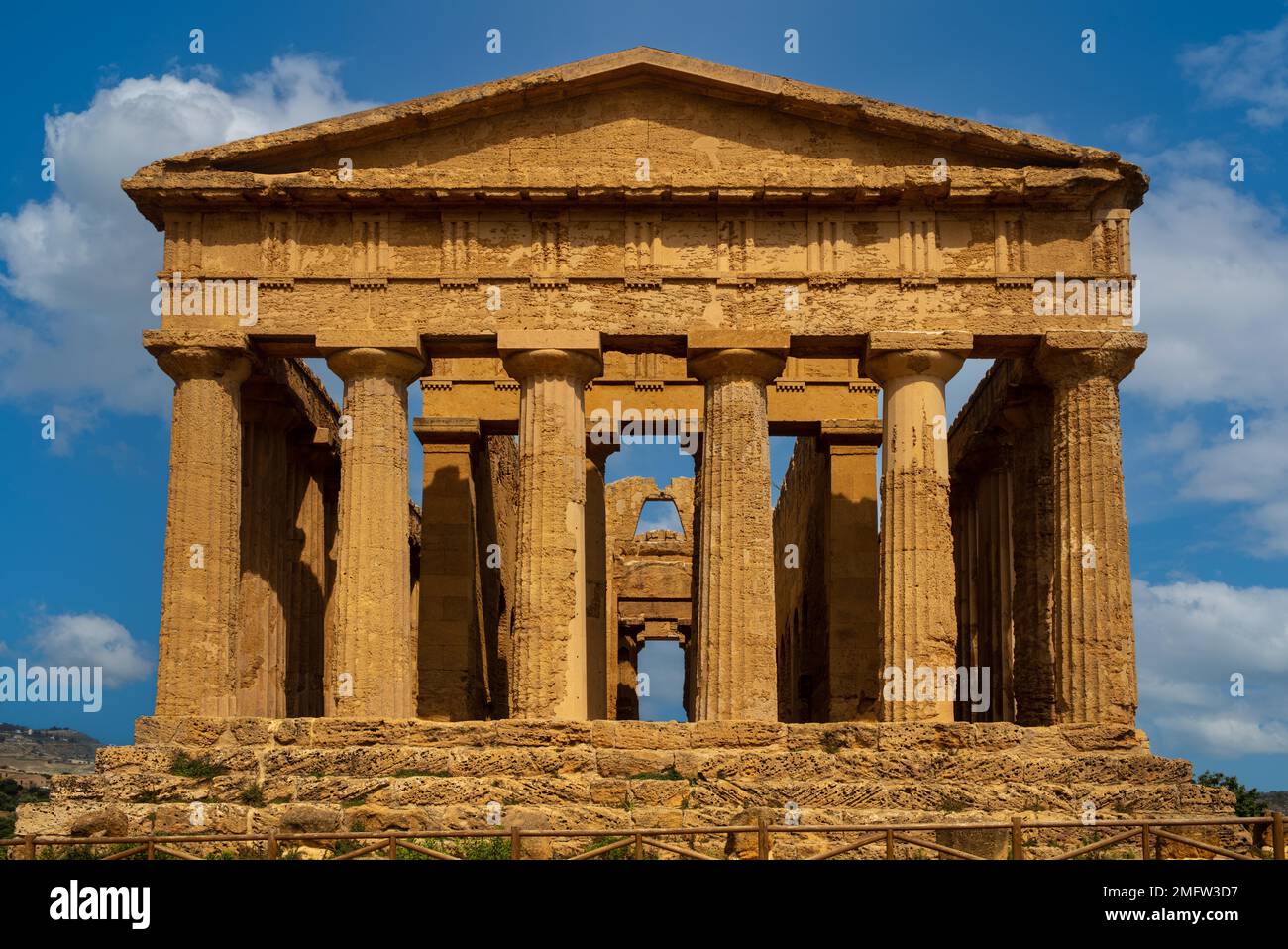 Temple de Concordia, 425 av. J.-C., un des temples les mieux conservés, Vallée des temples, Agrigente, Sicile, Agrigente, Sicile, Italie Banque D'Images