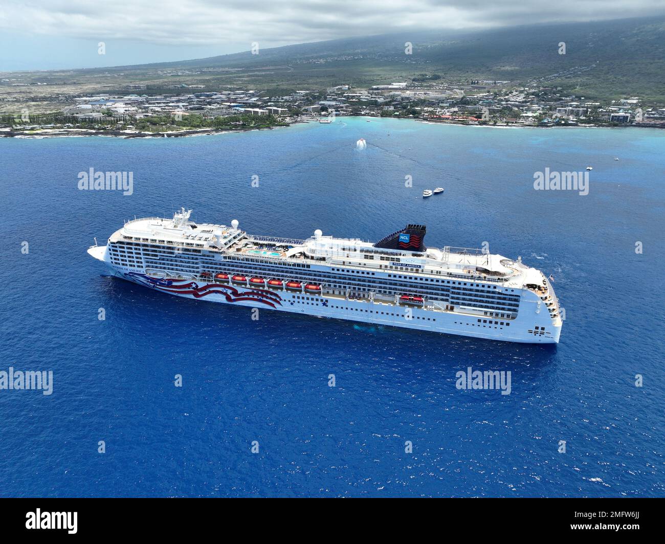 Photo aérienne d'un bateau de croisière près de la côte de Kailua Kona Hawaii Banque D'Images