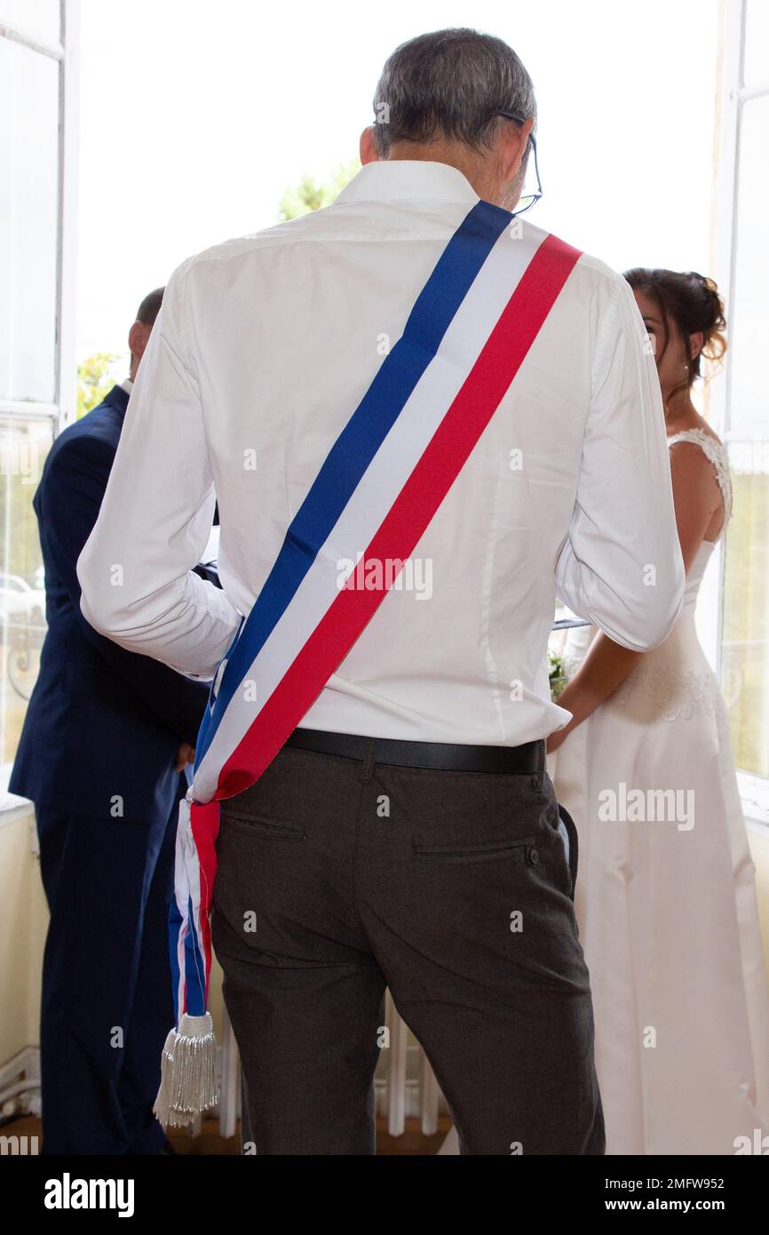 Maire français avec foulard france drapeau tricolore pendant la fête du désherbage en France Banque D'Images