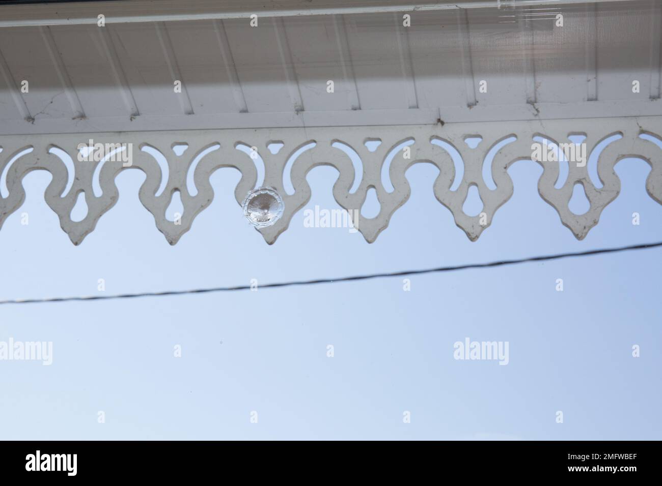 Verre brisé. Trous de balle dans la vitre. Coup de feu et fissure cassée et destruction Banque D'Images