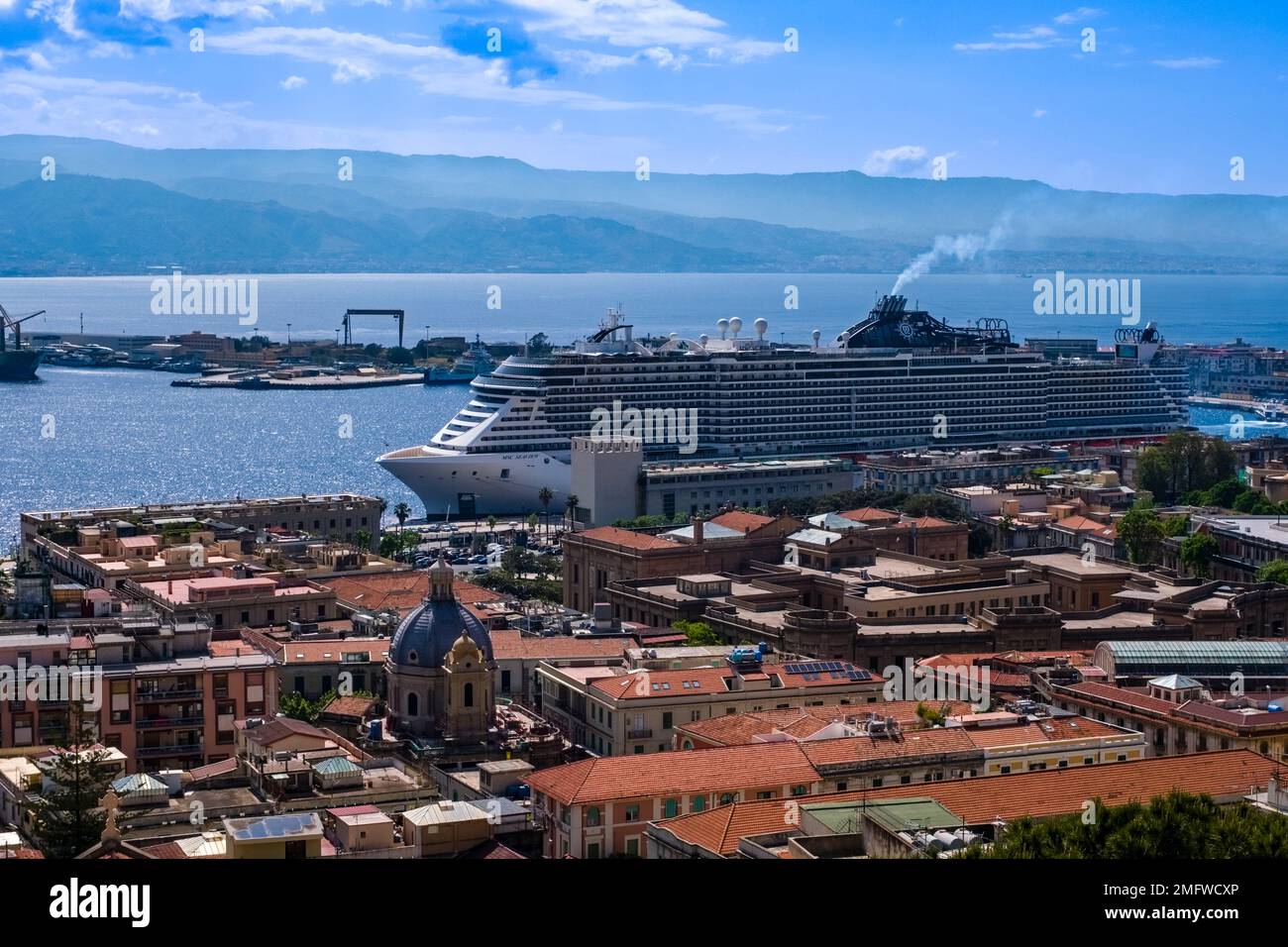 Vue aérienne de la ville et du port de Messine avec navire de croisière MSC Seaview à l'ancre. Banque D'Images