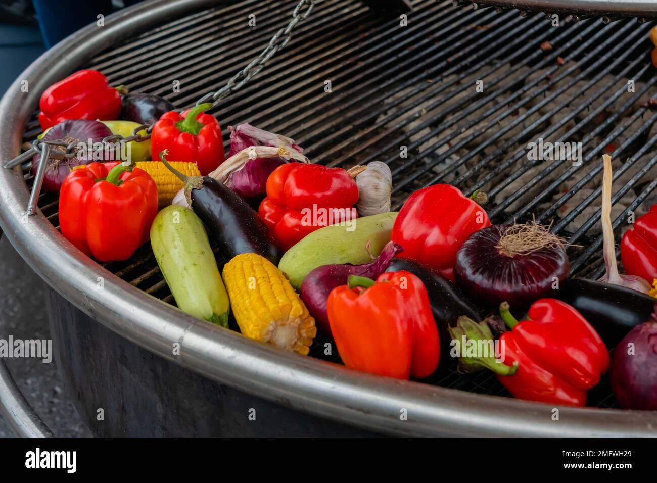 Processus de cuisson des légumes sains - poivre, maïs, courgettes, oignon, ail Banque D'Images