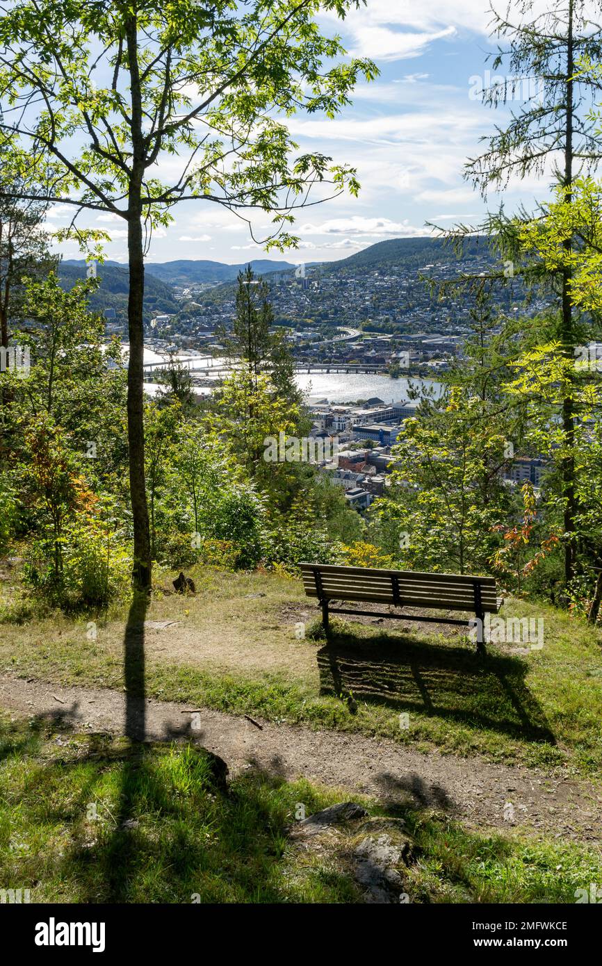 Paysage avec banc de parc - vue de la colline du parc à la rivière Drammenselva et la ville de Drammen Banque D'Images