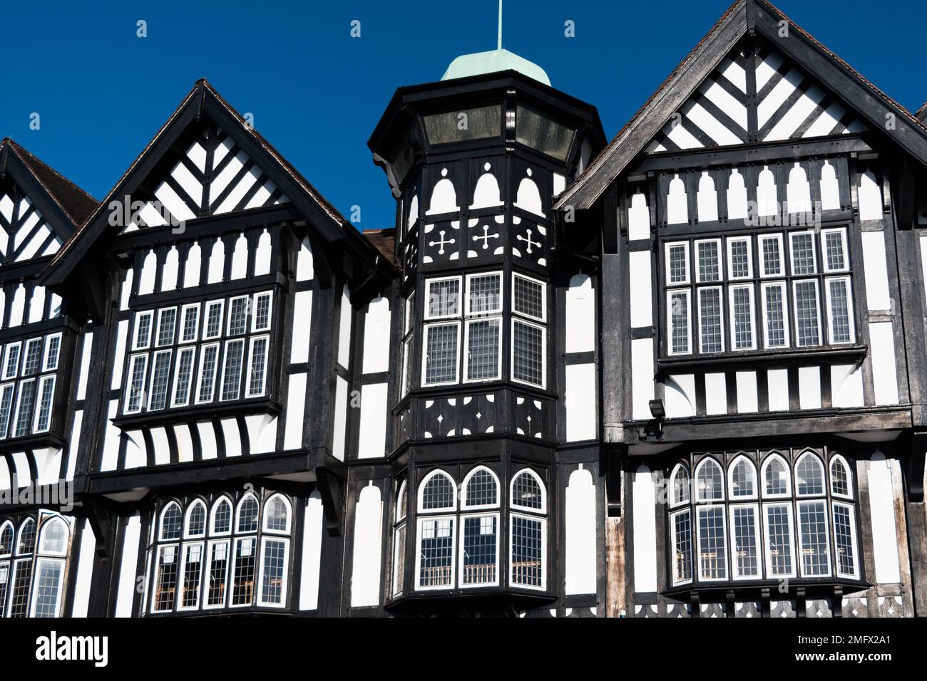 Image du tudor noir et blanc des bâtiments des années 1920 sur Knifesmithgate dans la ville marchande de Chesterfield, Derbyshire. Banque D'Images