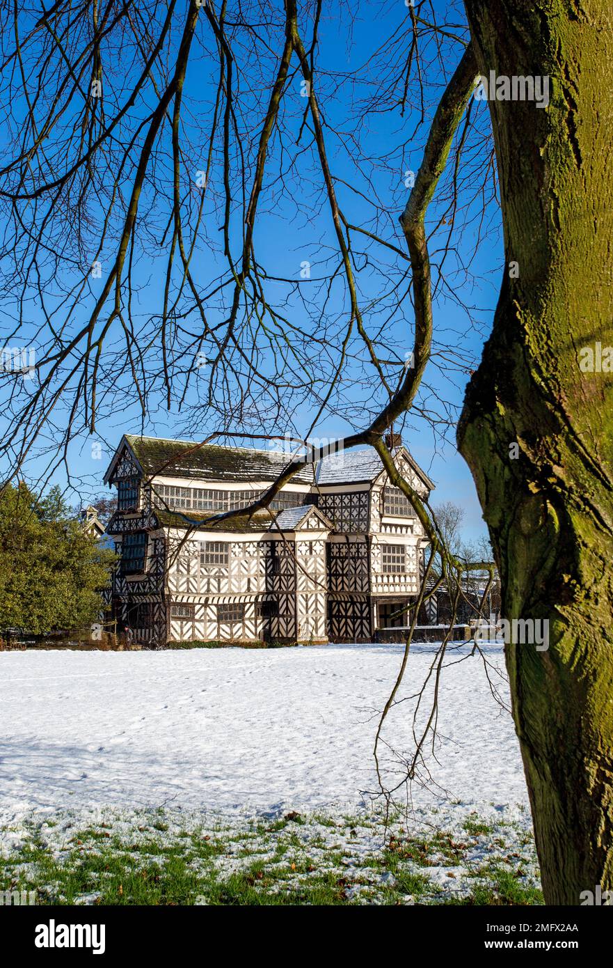 Little Moreton Hall un manoir Tudor appartenant à la National Trust près de Congleton Cheshire dans la neige d'hiver comme vu du sud de Cheshire Way Banque D'Images