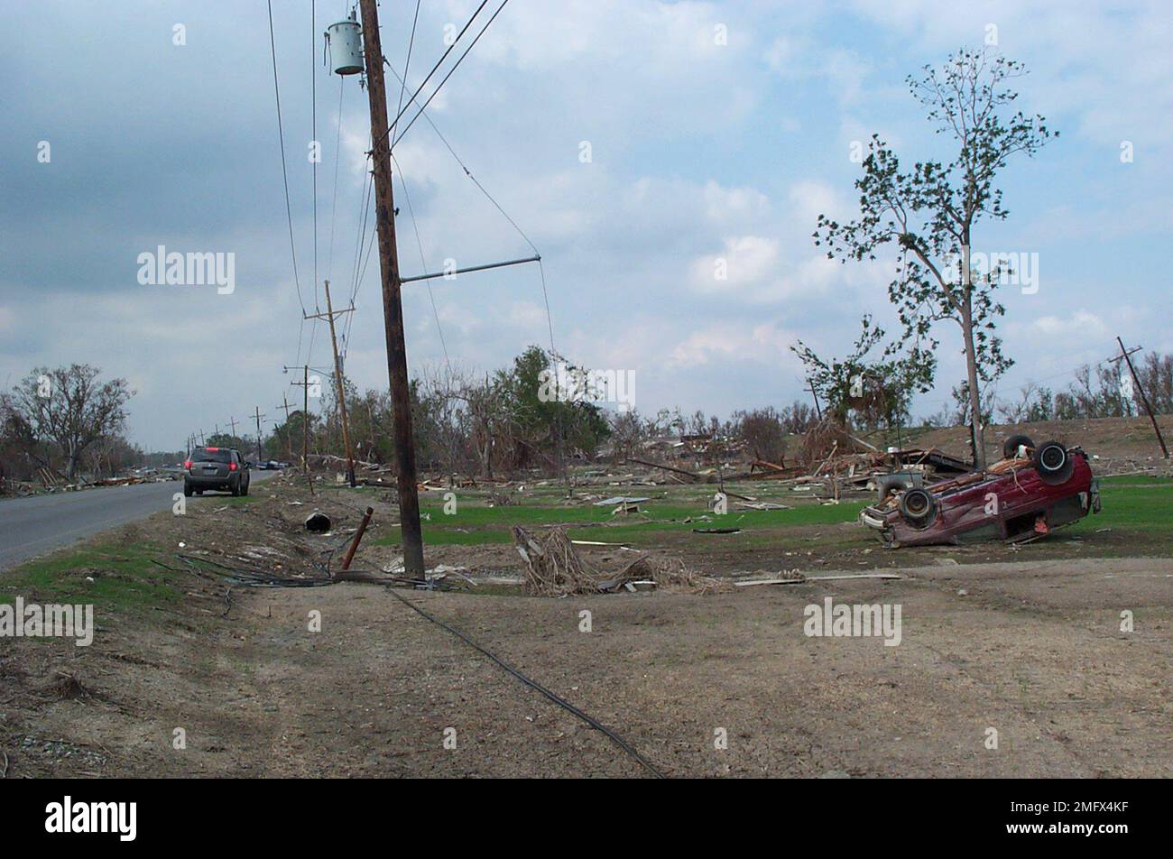 Séquelles - Plaquemines, Louisiane - 26-HK-44-11. Plaquemines nov 10--débris et voiture renversée dans le champ sur la route. Ouragan Katrina Banque D'Images