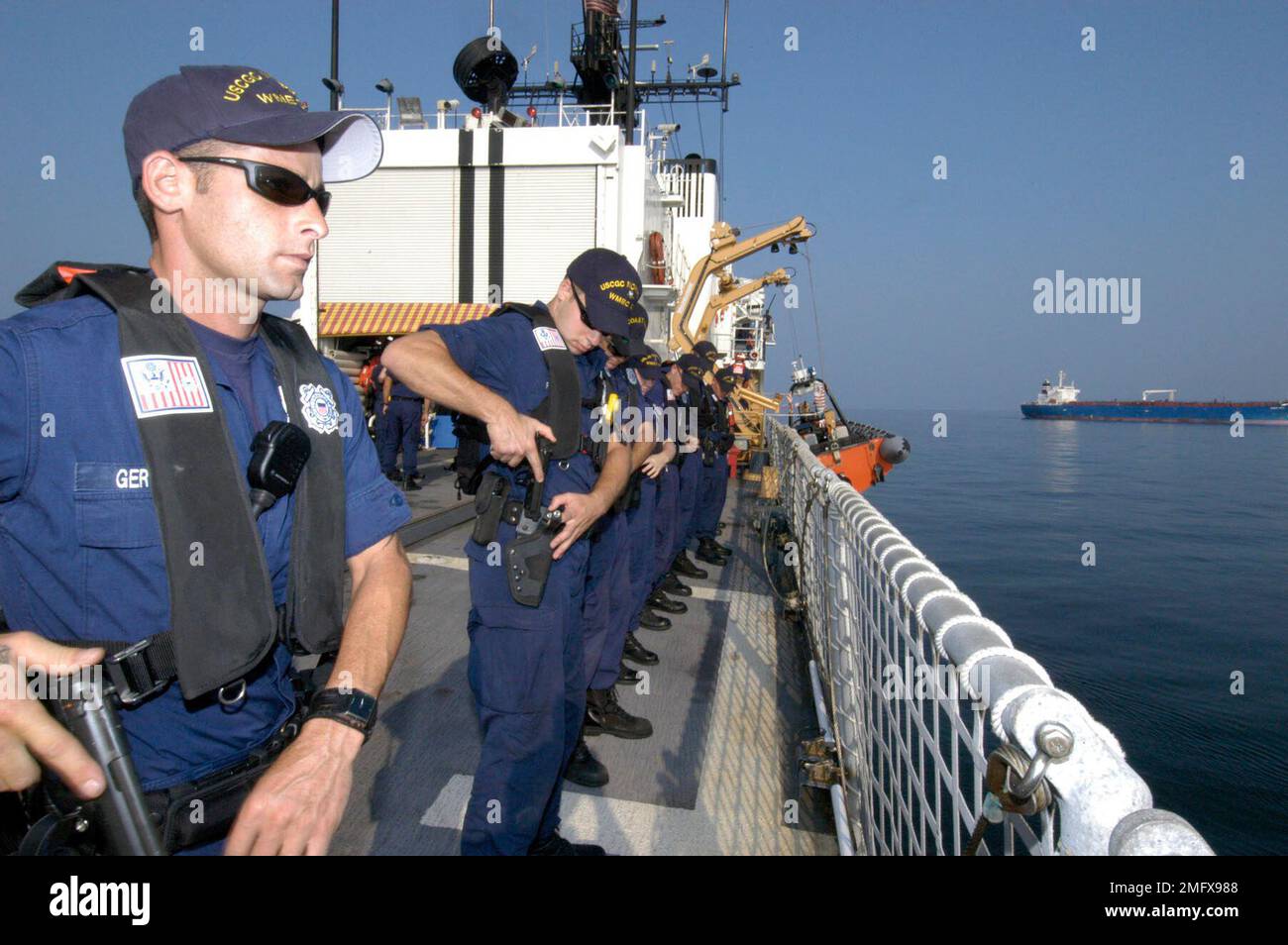 Pinces coupantes de garde côtière - Northland (WMEC 904) - 26-HK-76-144. CGC Northland OPS--les gardes-côtes qui portent les rails avec des armes--préembarquement sur le VIH, 09-17. Ouragan Katrina Banque D'Images