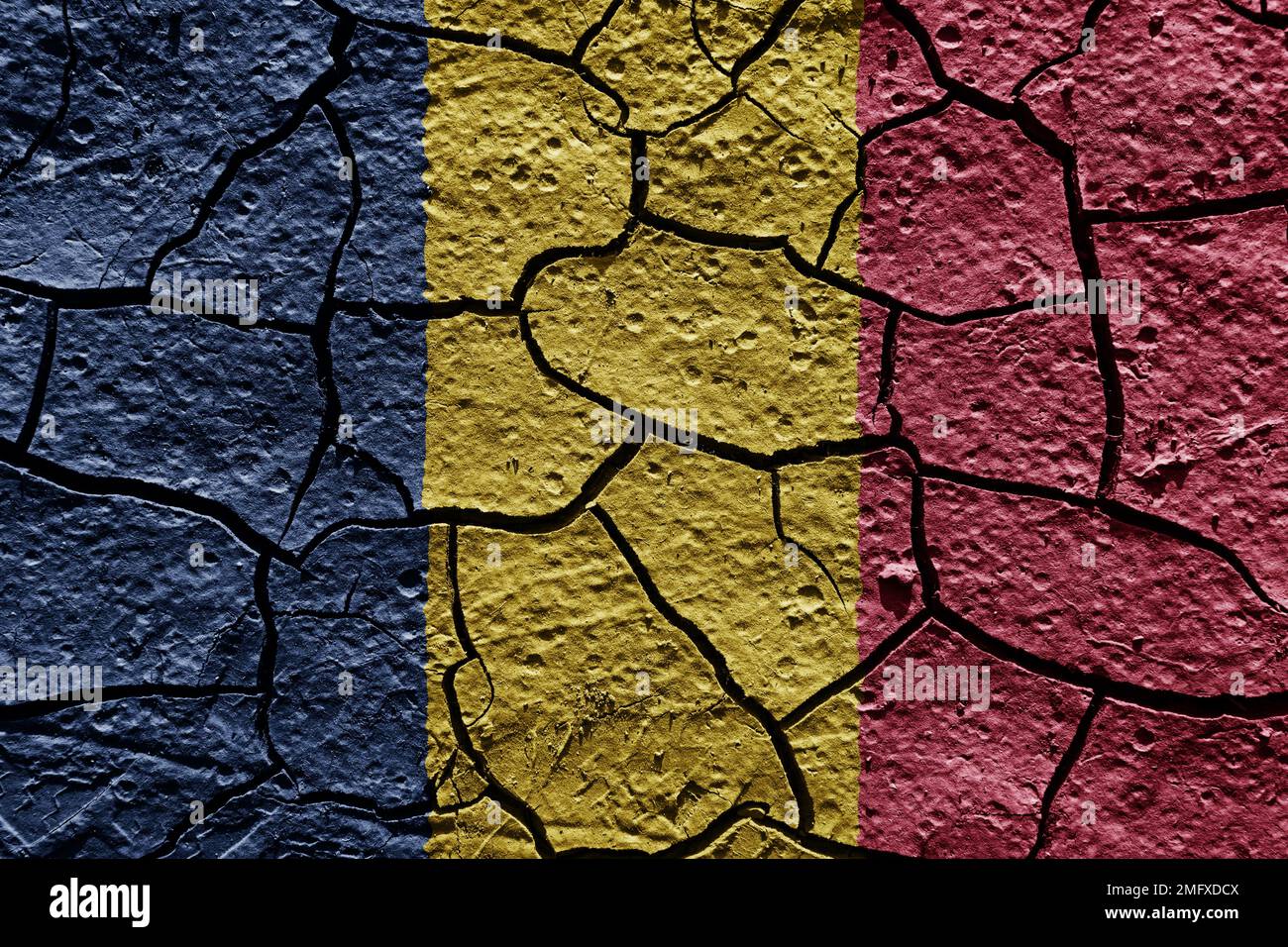 Drapeau du Tchad sur une texture de boue de crack sec sur le sol Banque D'Images