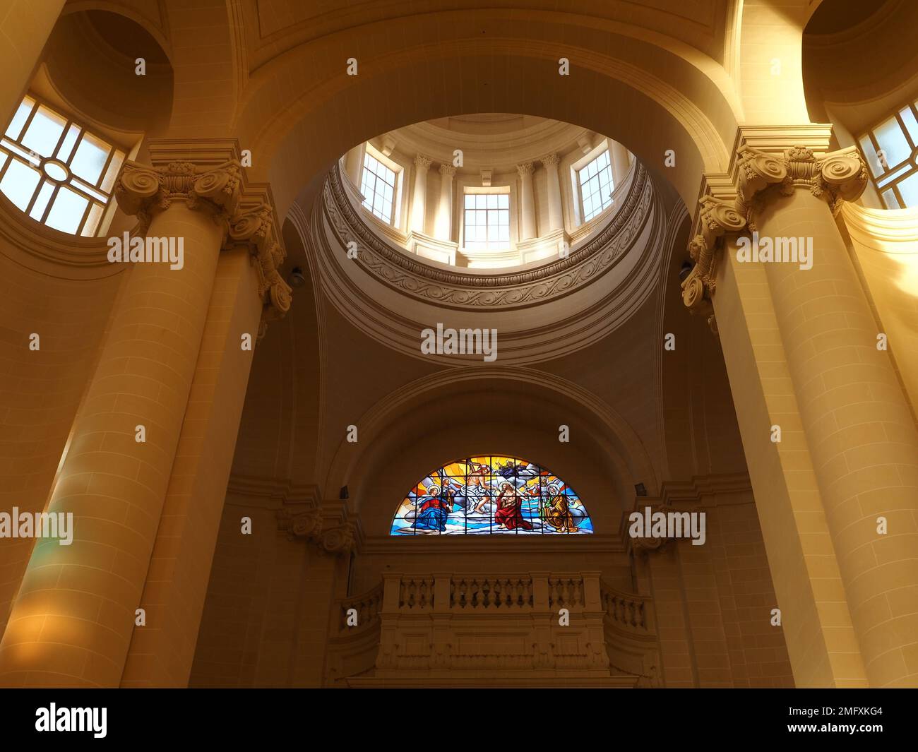 Vitraux, colonne et dôme d'une église catholique - île Gozo Malte Banque D'Images