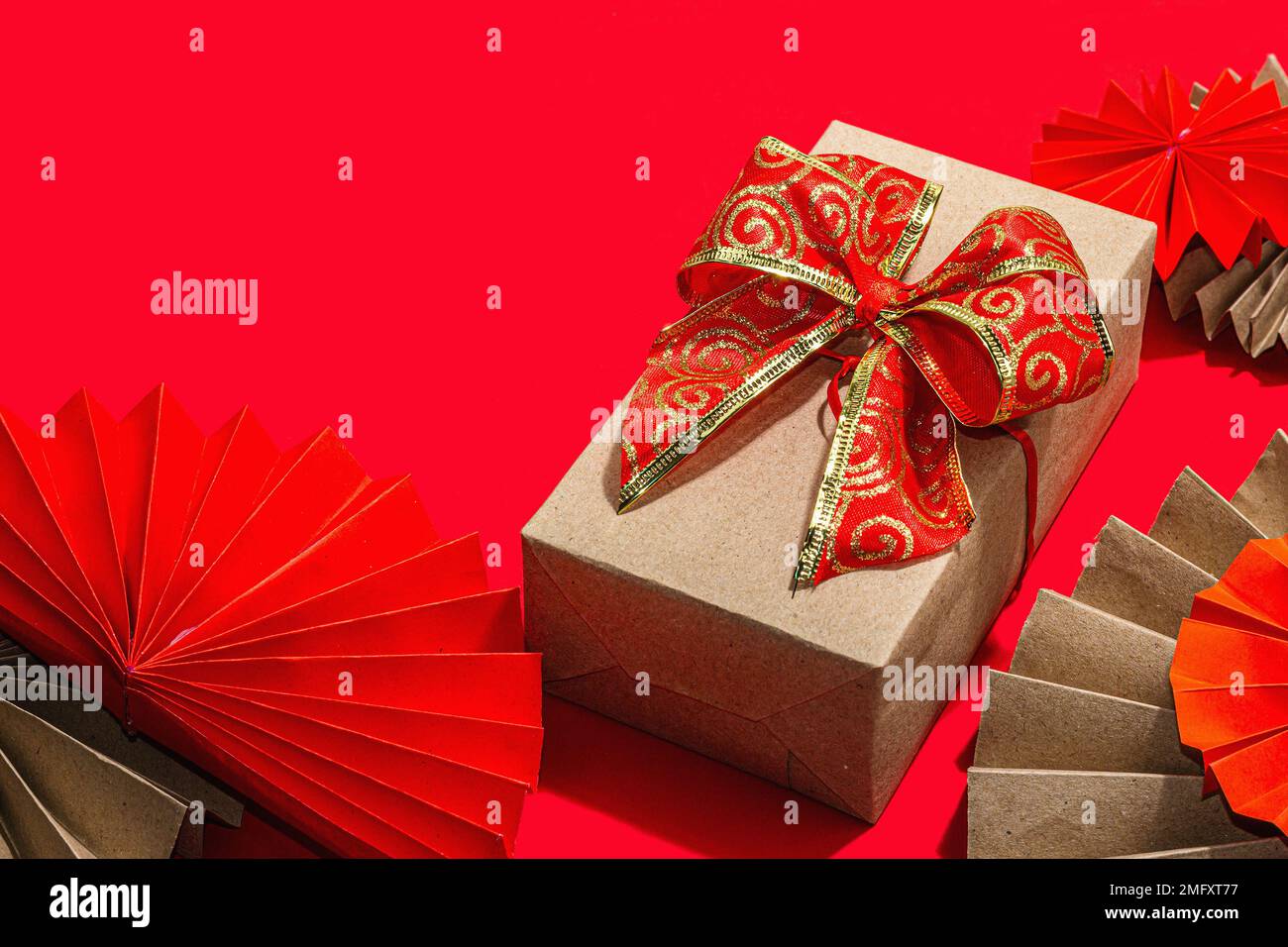 Concept de cadeau du nouvel an chinois heureux. Ventilateurs en papier de  style oriental asiatique, décor traditionnel sur fond rouge, concept  minimaliste, pose à plat, espace de copie Photo Stock - Alamy