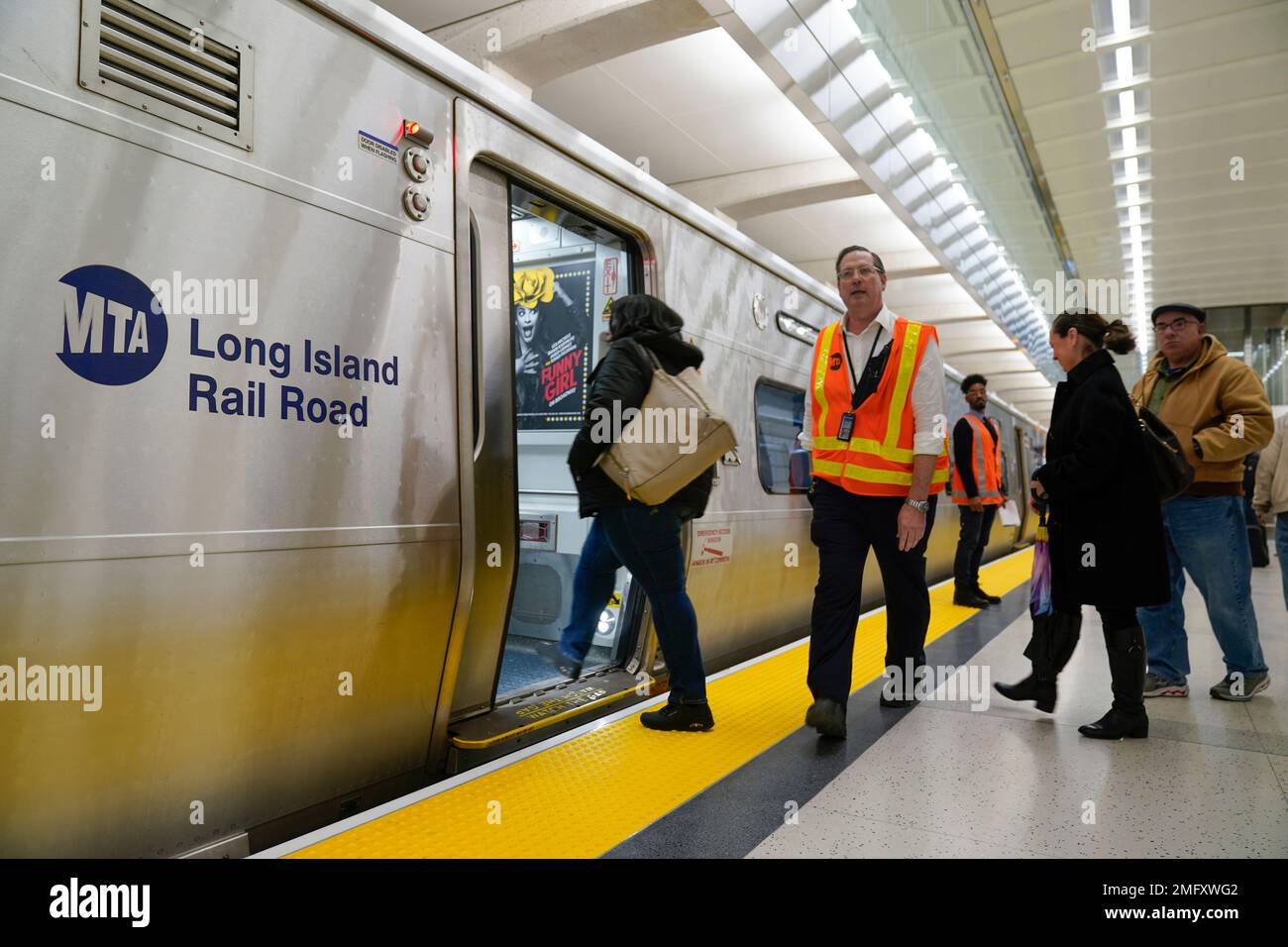 People board a Long Island Railroad train in the new annex to Grand Central Station in New York, Wednesday, Jan. 25, 2023. After years of delays and massive cost overruns, one of the world's most expensive railway projects on Wednesday began shuttling its first passengers between Long Island to a new annex to New York City's iconic Grand Central Terminal. (AP Photo/Seth Wenig) Banque D'Images