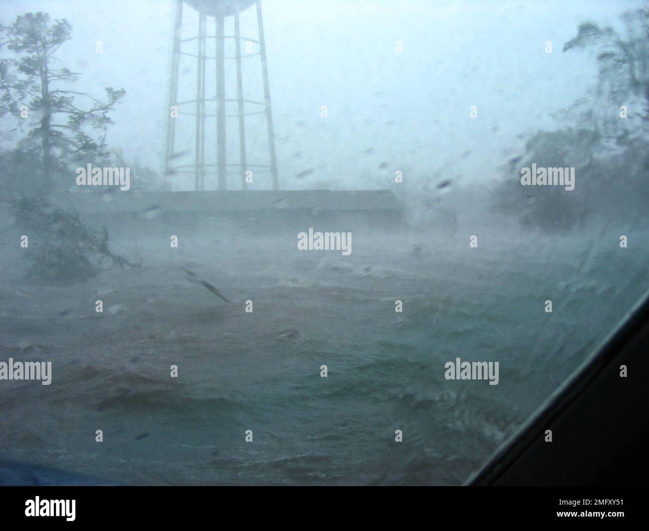 Séquelles - dommages causés à Keesler - 26-HK-288-1. Vue sur l'ouragan Katrina du magasin Thrift et du puits d'eau 1. Ouragan Katrina Banque D'Images