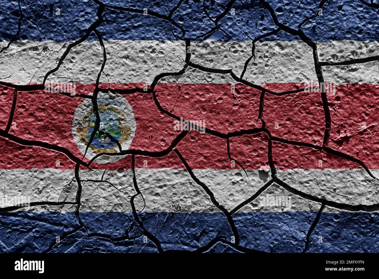 Drapeau du Costa Rica sur une texture de boue de crack sec sur le sol Banque D'Images