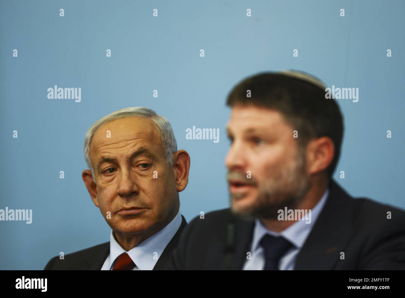 Jérusalem, Israël. 25th janvier 2023. Le Premier ministre israélien Benjamin Netanyahu et le ministre des Finances israélien Bezalel Smotrich tiennent mercredi une conférence de presse au bureau du Premier ministre à Jérusalem, en Israël, à 25 janvier 2023. Photo de piscine par Ronen Zvulun/ Credit: UPI/Alamy Live News Banque D'Images