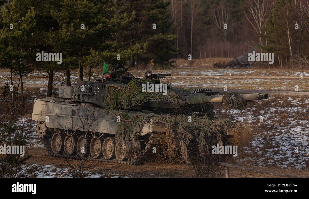 Chars Leopard II dans la zone d'entraînement de Grafenwoehr participant à un exercice de combat conjoint Banque D'Images
