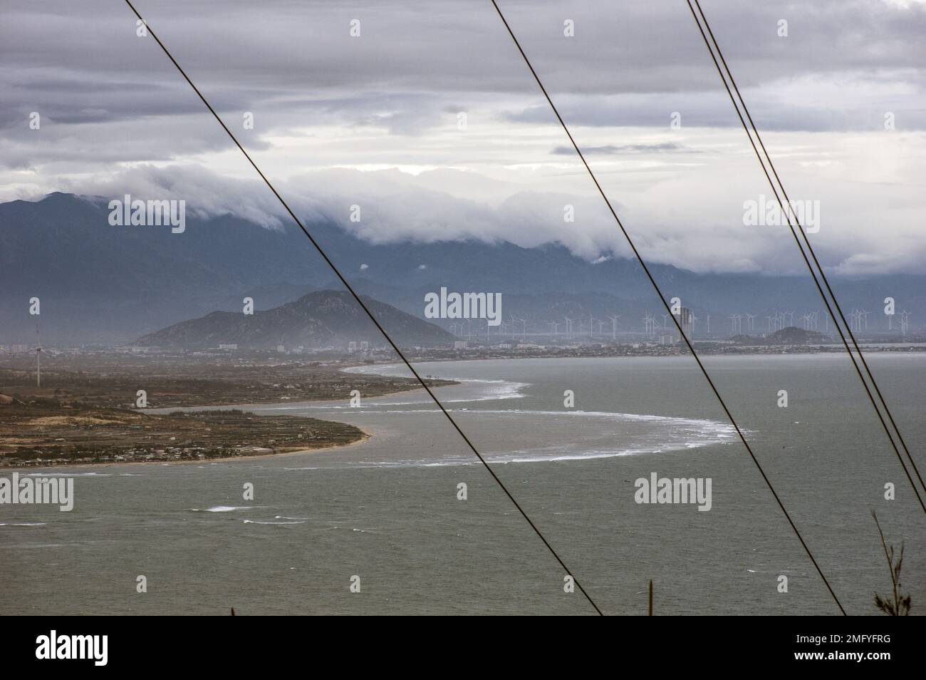 Paysage vallonné juste à l'extérieur de Phan rang Vietnam, avec ciel nuageux sur une journée partiellement ensoleillée avec les montagnes s'inclinant vers la mer Banque D'Images