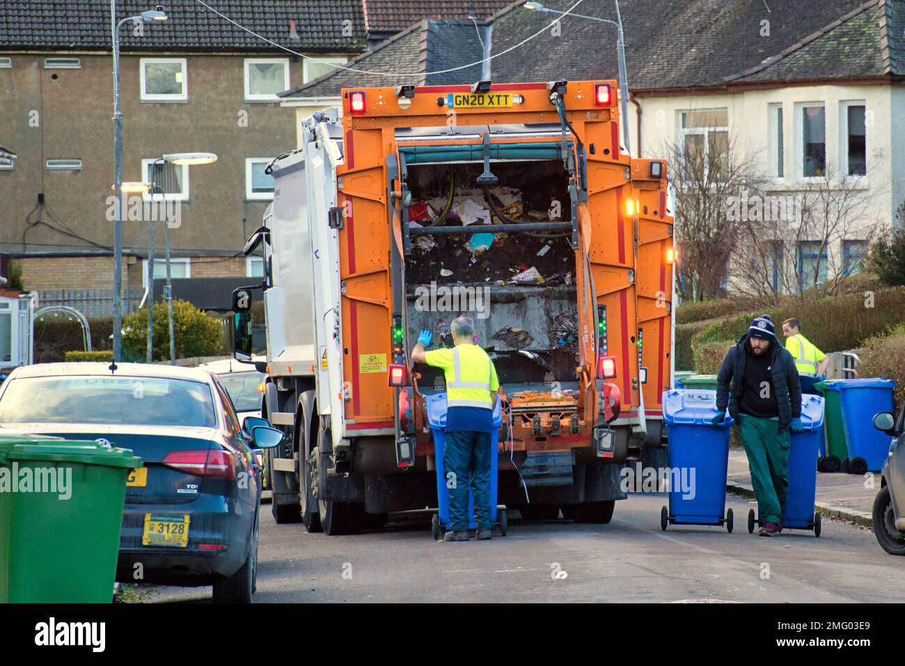 Les poubelles des camions se rassemblent dans les rues de banlieue Banque D'Images