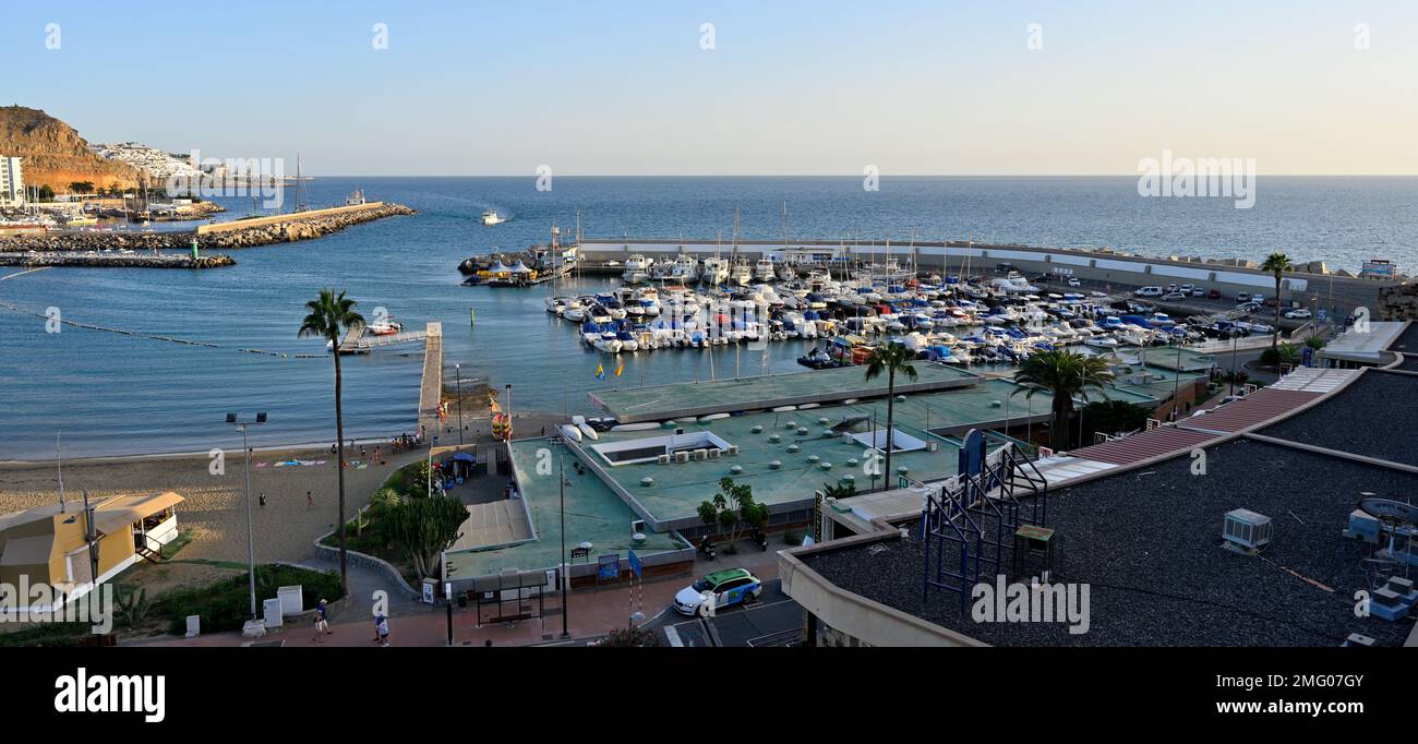 Après-midi, vue sur le port de Porto Rico avec des bateaux, l'océan Atlantique et les toits des installations de loisirs, Gran Canaria Banque D'Images