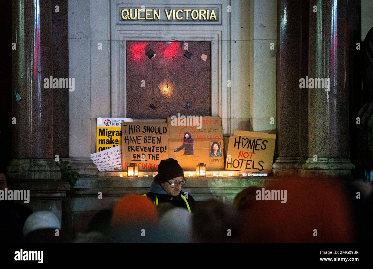 Brighton UK 25th janvier 2023 - Une manifestation dans le centre-ville de Brighton ce soir contre les enfants disparus qui cherchent l'asile dans un hôtel Hove . Des centaines de personnes se sont rassemblées pour protester contre l'enlèvement d'enfants dans un hôtel de Hove car 76 enfants en quête d'asile sont toujours portés disparus : Credit Simon Dack / Alamy Live News Banque D'Images