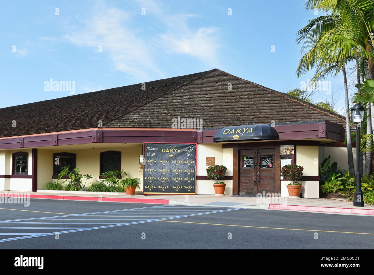 SANTA ANA, CALIFORNIE - 13 JANVIER 2023 : le restaurant Darya du South Coast Plaza Village propose une cuisine persane haut de gamme. Banque D'Images