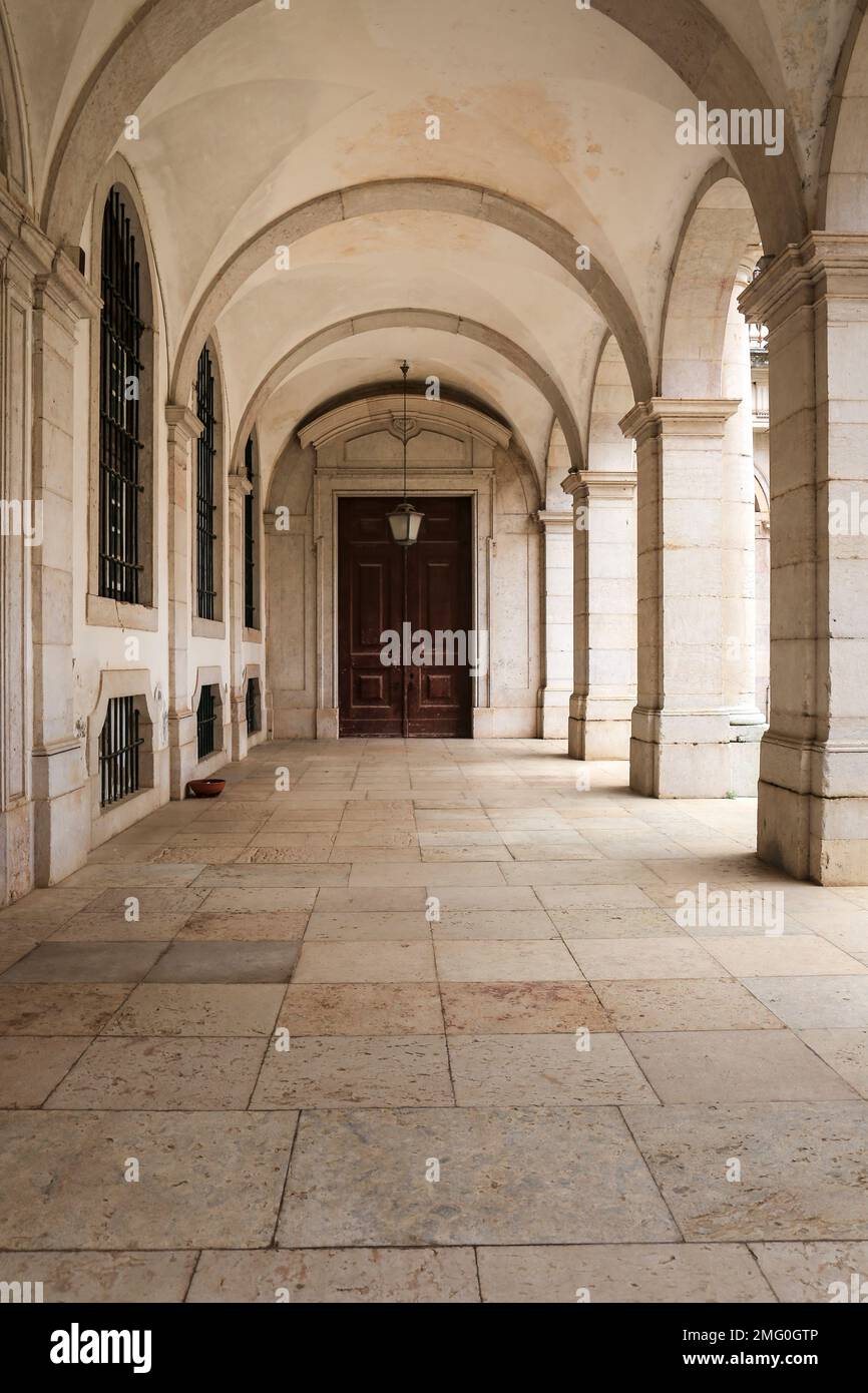 Mafra, Lisbonne, Portugal- 17 janvier 2023 : couloir, arches et lampes du Palais- couvent de Mafra Banque D'Images