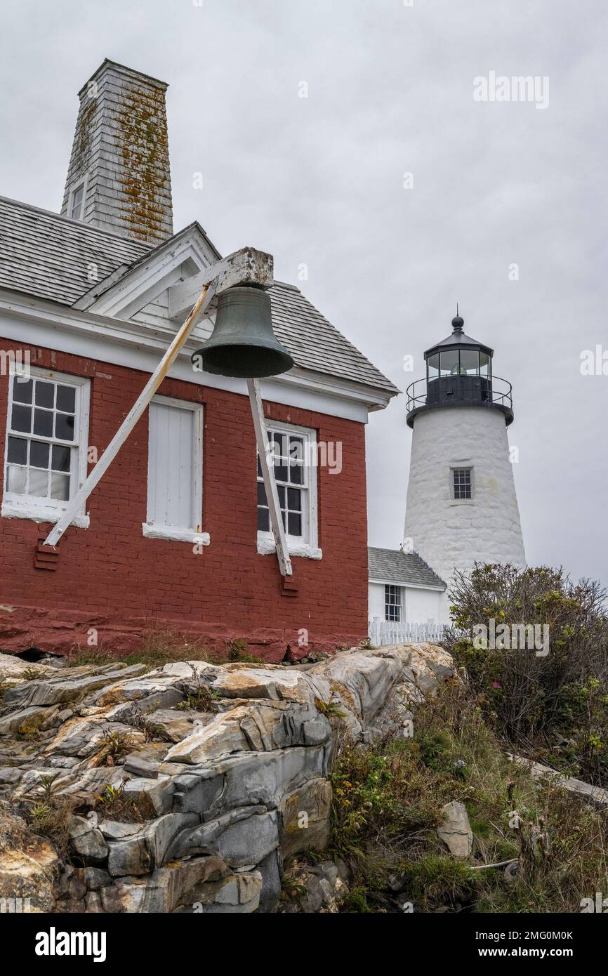 Phare de Pemaquid point pris de la côte rocheuse dans le Maine Banque D'Images