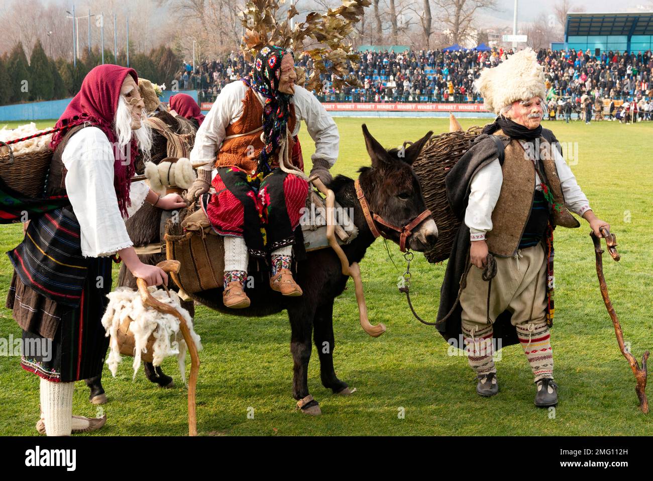 Participants comme personnages bizarres en costumes drôles au festival annuel Simitlia Winter Kukeri à Simitli, Comté de Blagoevgrad, Bulgarie, Europe, UE Banque D'Images