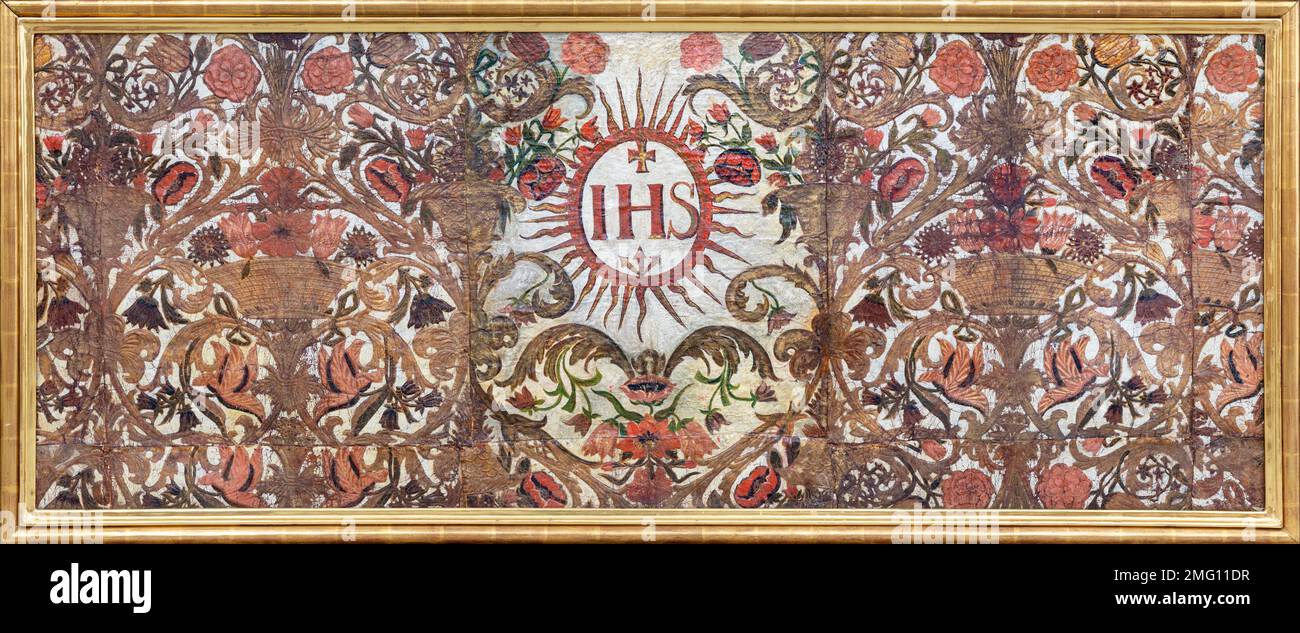 LUZERN, SUISSE - JUNY 24, 2022: L'autel latéral baroque peint avec les initiales IHS dans le Jesuitenkirche de 17. cent. Banque D'Images
