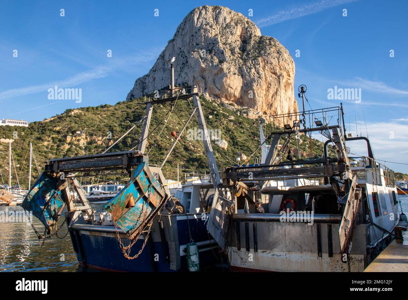 Puerto pesquero de Calpe a los tartes del majestuoso Peñón de Ifach. Todos los días sobre las cuatro de la tarde los barcos legane al puerto después de Banque D'Images