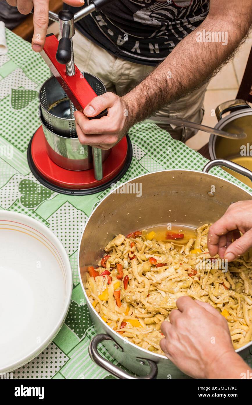 Oglistro, Cilento, Salerne, Campanie, Italie - 26 juillet 2018: Préparer et conserver l'aubergine dans la cuisine italienne Banque D'Images